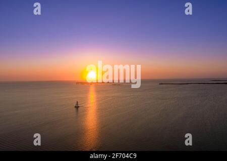 Segelboot segelt im Golf von Mexiko bei Sonnenuntergang, Key Largo Florida USA Stockfoto