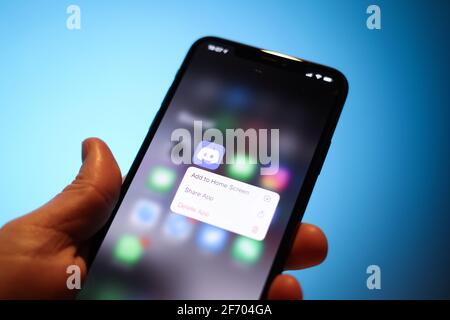 Die Discord-App ist auf einem iPhone in dieser Abbildung am 3. April 2021 in Warschau, Polen, zu sehen. Die Kommunikations- und Messaging-Plattform Discord Stockfoto