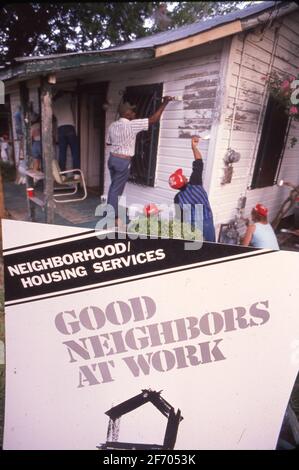 San Antonio TX USA: Freiwillige malen das Haus eines Einwohners mit niedrigem Einkommen während eines von der Stadt gesponserten „Paint-a-thon“ aus. ©Bob Daemmrich Stockfoto