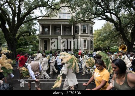 Young Men Olympians, New Orleans Social Aid and Pleasure Club Second Line (Second Line) Parade Tänzer am Second Line Sonntag. New Orleans, Louisiana. Stockfoto