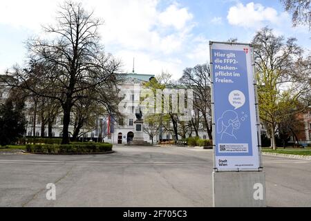 Wien, Österreich. April 2021. Bis zum 11. April 2021 erneut harte Sperre in der östlichen Region (Wien, Niederösterreich, Burgenland) Österreichs. FFP2-Masken werden auch im Freien benötigt. Stockfoto