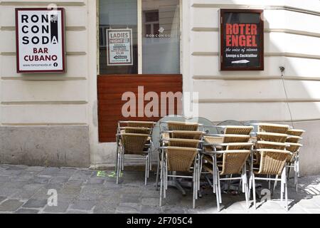 Wien, Österreich. April 2021. Bis zum 11. April 2021 erneut harte Sperre in der östlichen Region (Wien, Niederösterreich, Burgenland) Österreichs. Die Bars haben seit November 2020 ununterbrochen geschlossen. Stockfoto