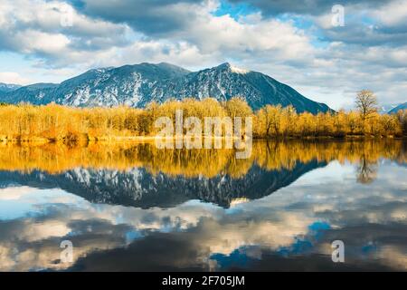 Mount Si reflektiert in Borst Lake in Snoqualmie Washington in Winter mit Schnee auf dem Gipfel des Cascade Mountain und gebrochen Wolken darüber Stockfoto