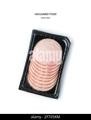 Geschnittener putenschinken in Vakuumverpackung isoliert auf weißem Hintergrund. Draufsicht. Das Konzept der Vakuumprodukte. Stockfoto