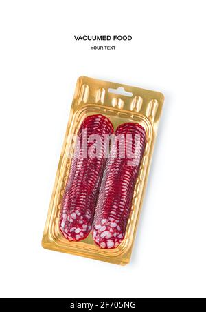 Geschnittene, trocken ausgehärtete Wurst in Vakuumverpackung, isoliert auf weißem Hintergrund. Draufsicht. Das Konzept der Konservierung von Produkten. Stockfoto