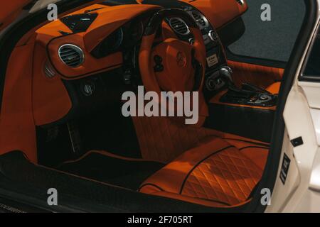 Modifiziertes weißes Mercedes Benz by FAB DESIGN mit schönem braunen Interieur, Autoshow mit seltenen Autos, die gezeigt werden, AMG Dubai Motor Show Stockfoto