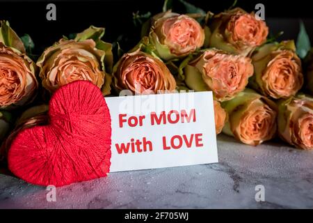 Rose Spring Blumen Dekoration, Etikett, Herz, Muttertag Bedeutet Happy Mothers Day Stockfoto