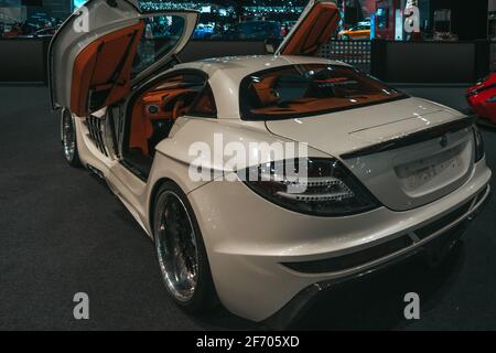Modifiziertes weißes Mercedes Benz by FAB DESIGN mit schönem braunen Interieur, Autoshow mit seltenen Autos, die gezeigt werden, AMG Dubai Motor Show Stockfoto