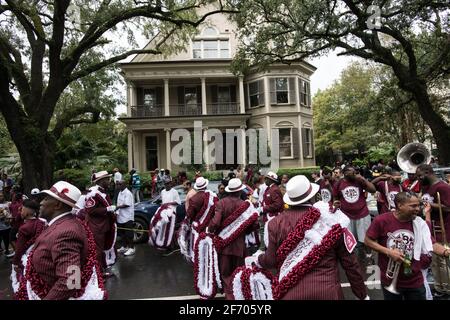 Young Men Olympians, New Orleans Social Aid and Pleasure Club Second Line (Second Line) Parade Tänzer am Second Line Sonntag. New Orleans, Louisiana. Stockfoto