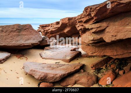 Rote Sandsteinklippe und Felsen am Cavendish Beach of Prince Edward Island Stockfoto