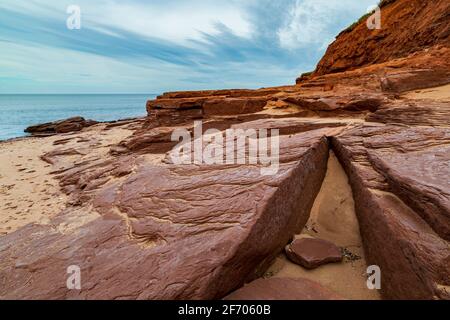 Rote Sandsteinklippe und Felsen am Cavendish Beach of Prince Edward Island Stockfoto