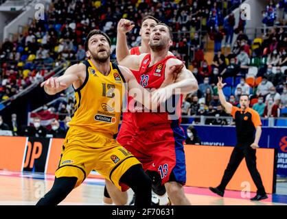 MOSKAU, RUSSLAND - 2021/04/02: #18 Evgeny Voronov von der Region Khimki Moskau spielt in der Megasport Arena in der Runde 33 der EuroLeague 2020-2021 der Turkish Airlines (Endstand; CSKA Moskau 97:72 Khimki Moskau Region) gegen CSKA Moskau. (Foto von Nichola Muller/SOPA Images/LightRocket über Getty Images) Stockfoto