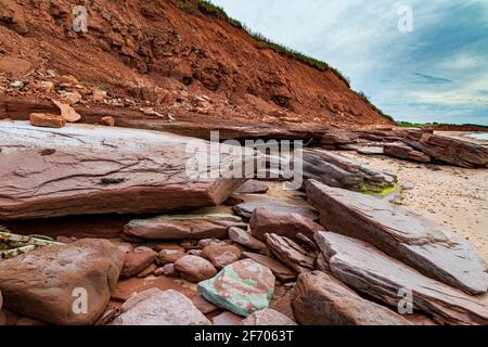 Rote Sandsteinklippe und Felsen am Cavendish Beach of Prince Edward Island Stockfoto