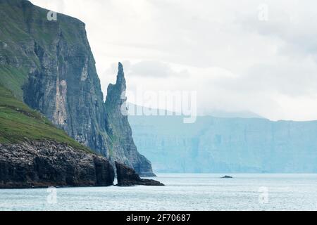 Wunderschöne färöische Landschaft mit berühmten Hexenfinger-Klippen und dramatischem bewölktem Himmel vom Trollkonufingur-Aussichtspunkt. Vagar, Färöer, Dem Stockfoto