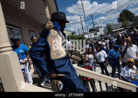 Young Men Olympians, New Orleans Social Aid and Pleasure Club Second Line (Second Line) Parade Tänzer am Second Line Sonntag. New Orleans, Louisiana. Stockfoto