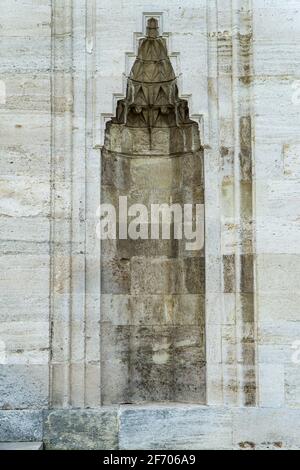 Schnitzwerk an der Wand eines alten Gebäudes Stockfoto