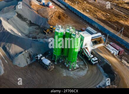 Betonmischanlage bereit. Herstellung von Zementmörtel сoncrete und portland für Bau- und Umformarbeiten. Betongießen bis zu einem Ready-m Stockfoto