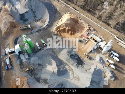 Betonmischanlage bereit. Herstellung von Zementmörtel сoncrete und portland für Bau- und Umformarbeiten. Betongießen bis zu einem Ready-m Stockfoto