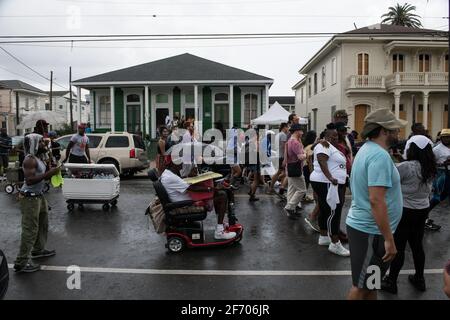 Young Men Olympians, New Orleans Social Aid and Pleasure Club Second Line (Second Line) Parade Tänzer am Second Line Sonntag. New Orleans, Louisiana. Stockfoto