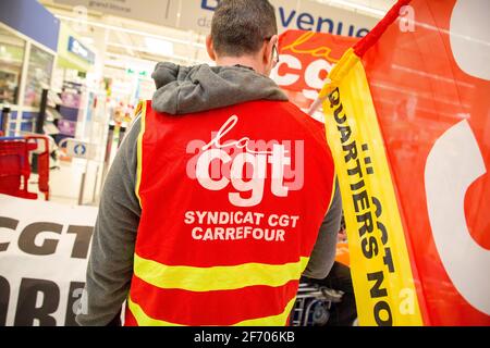 Marseille, Frankreich. April 2021. Gewerkschaftsvertreter protestieren vor dem Eingang zum Carrefour-Geschäft.die CGT, der Allgemeine Gewerkschaftsbund (Confédération Générale du Travail) und der CFDT (Confédération Française Démocratique du Travail) Die Gewerkschaften der Carrefour France-Hypermärkte haben einen nationalen Streik gestartet, um bessere Arbeitsbedingungen und höhere Löhne zu fordern. Kredit: SOPA Images Limited/Alamy Live Nachrichten Stockfoto