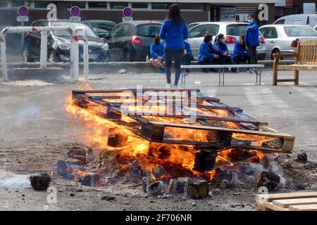 Marseille, Frankreich. März 2021. Die Demonstranten verbrennen Paletten auf dem Parkplatz des Carrefour-Hypermarktes, um sich während des Streiks aufzuwärmen.die CGT, der Allgemeine Gewerkschaftsbund (Confédération Générale du Travail) und der CFDT (Confédération Française Démocratique du Travail) Die Gewerkschaften der Carrefour France-Hypermärkte haben einen nationalen Streik gestartet, um bessere Arbeitsbedingungen und höhere Löhne zu fordern. Kredit: SOPA Images Limited/Alamy Live Nachrichten Stockfoto