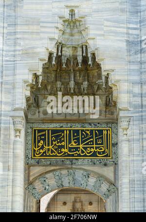 Wunderschöne Schnitzereien an der Fassade der suleymaniye Moschee in Istanbul Stockfoto