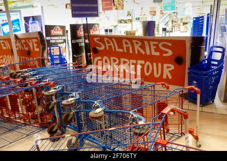 Marseille, Frankreich. April 2021. Während des Streiks ist der Eingang zum Laden Carrefour Marseille mit Trolleys gesperrt.die CGT, der Allgemeine Gewerkschaftsbund (Confédération Générale du Travail) und der CFDT (Confédération Française Démocratique du Travail) Die Gewerkschaften der Carrefour France-Hypermärkte haben einen nationalen Streik gestartet, um bessere Arbeitsbedingungen und höhere Löhne zu fordern. (Foto von Denis Thaust/SOPA Images/Sipa USA) Quelle: SIPA USA/Alamy Live News Stockfoto