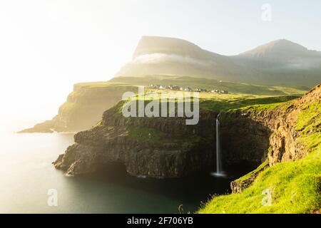 Unglaublicher Tagesblick auf den Wasserfall Mulafossur im Dorf Gasadalur, Insel Vagar auf den Färöern, Dänemark. Landschaftsfotografie Stockfoto