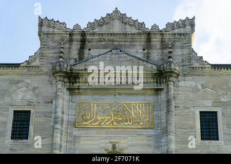 Wunderschöne Schnitzereien an der Fassade der suleymaniye Moschee in Istanbul Stockfoto