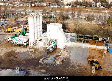 Betonmischanlage bereit. Herstellung von Zementmörtel сoncrete und portland für Bau- und Umformarbeiten. Betongießen bis zu einem Ready-m Stockfoto