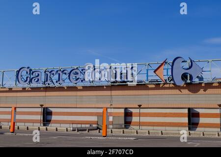 Marseille, Frankreich. März 2021. Logo des Carrefour-Hypermarktes während des Streiks.die CGT, der Allgemeine Gewerkschaftsbund (Confédération Générale du Travail) und der CFDT Französischer Demokratische Gewerkschaftsbund (Confédération Française Démocratique du Travail) Die Gewerkschaften der Carrefour France-Hypermärkte haben einen nationalen Streik gestartet, um bessere Arbeitsbedingungen und höhere Löhne zu fordern. Quelle: Denis Thaust/SOPA Images/ZUMA Wire/Alamy Live News Stockfoto