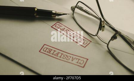 Nahaufnahme eines klassifizierten Dokuments in Hüllkurve Stockfoto