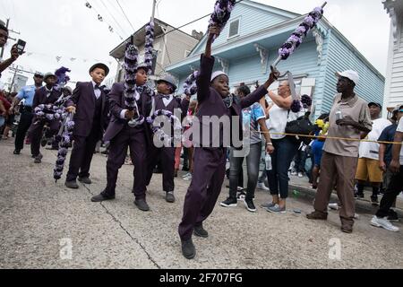 Young Men Olympians, New Orleans Social Aid and Pleasure Club Second Line (Second Line) Parade Tänzer am Second Line Sonntag. New Orleans, Louisiana. Stockfoto