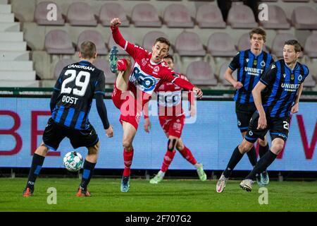 Bas Dost und Julien De Sart von Kortrijk kämpfen während eines Fußballmatches zwischen KV Kortrijk und Club Brugge KV am Samstag, den 03. April 2021, um den Ball Stockfoto