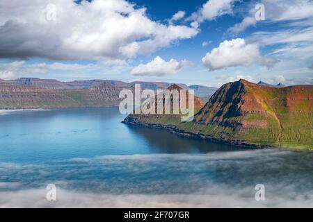 Unglaubliche Aussicht auf den Färöer Inseln, von Abendlicht glühen. Landschaftsfotografie Stockfoto