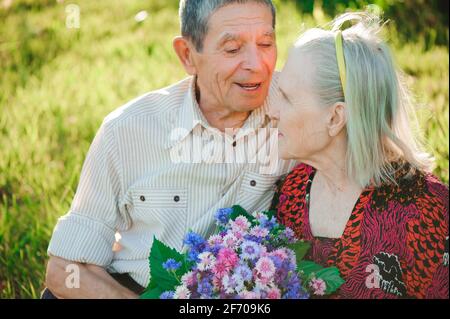 Schöne happy achtzig Jahre alte Menschen im Park sitzen. Stockfoto