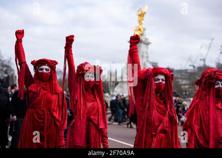 London, England, Großbritannien. April 2021. Die Rote Rebellion Brigade von Extinction Rebellion tritt beim Protest „Kill the Bill“ auf, vereint für das Recht, am nationalen Aktionstag gegen das Polizeigesetz zu protestieren. Quelle: Loredana Sangiuliano/Alamy Live News Stockfoto