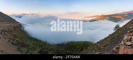 Nebeltal bei Sonnenuntergang Weitwinkel-Panorama im Norden Iran Stockfoto