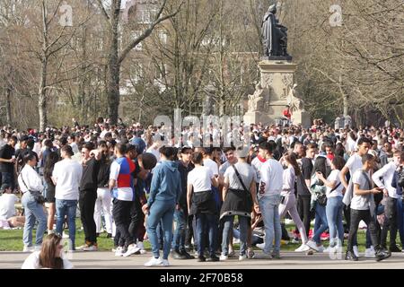 Hunderte von Menschen treffen sich am 31. März 2021 im Vondelpark inmitten der Coronavirus-Pandemie in Amsterdam, Niederlande. Amsterdam C Stockfoto