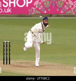 3. April 2021. London, Großbritannien. Amar Virdi Bowling als Surrey gegen Middlesex in einer Pre-Season Cricket freundlich im Kia Oval, Tag zwei. David Rowe/Alamy Live News. Stockfoto