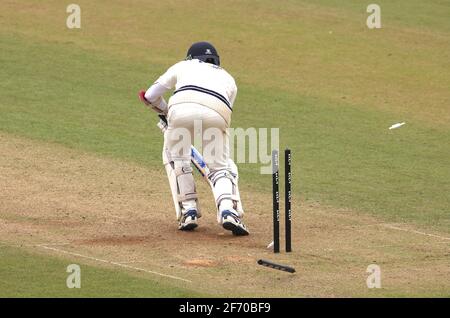 3. April 2021. London, Großbritannien. Robson wird von Clark gewurzelt, als Surrey Middlesex in einem Cricket-Spiel vor der Saison beim Kia Oval, Tag zwei, anführt. David Rowe/Alamy Live News. Stockfoto