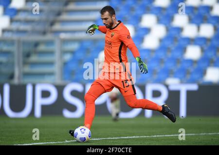 Pau Lopez Sabata (Roma) während des italienischen "Serie A"-Spiels zwischen Sassuolo 2-2 Roma im Mapei-Stadion am 3. April 2021 in Reggio Emilia, Italien. Quelle: Maurizio Borsari/AFLO/Alamy Live News Stockfoto