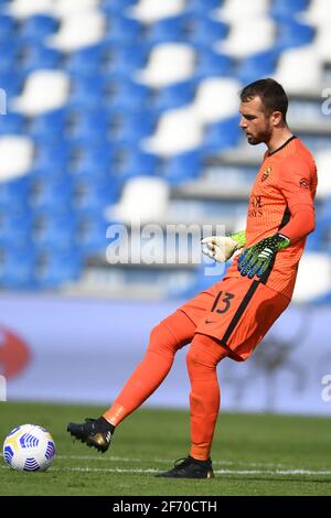 Pau Lopez Sabata (Roma) während des italienischen "Serie A"-Spiels zwischen Sassuolo 2-2 Roma im Mapei-Stadion am 3. April 2021 in Reggio Emilia, Italien. Quelle: Maurizio Borsari/AFLO/Alamy Live News Stockfoto