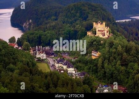 Blick auf die Burg hohenschwangau, unten vom Schloss Neuschwanstein Stockfoto