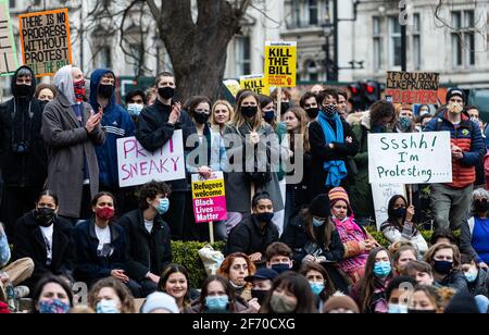 LONDON, GROSSBRITANNIEN. APRIL. Am Samstag, den 3. April 2021, demonstrieren die Protesten auf dem Parliament Square in London, England, gegen das vorgeschlagene Gesetz zu Polizei, Kriminalität, Verurteilung und Gerichten.(Quelle: Tejas Sandhu) Quelle: MI News & Sport /Alamy Live News Stockfoto