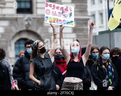 LONDON, GROSSBRITANNIEN. APRIL. Am Samstag, den 3. April 2021, demonstrieren die Protesten auf dem Parliament Square in London, England, gegen das vorgeschlagene Gesetz zu Polizei, Kriminalität, Verurteilung und Gerichten.(Quelle: Tejas Sandhu) Quelle: MI News & Sport /Alamy Live News Stockfoto