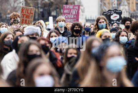 LONDON, GROSSBRITANNIEN. APRIL. Am Samstag, den 3. April 2021, demonstrieren die Demonstranten für Frauenrechte und "Kill the Bill" auf dem Parliament Square in London, England, gegen das vorgeschlagene Gesetz für Polizei, Kriminalität, Verurteilung und Gerichte.(Quelle: Tejas Sandhu) Quelle: MI News & Sport /Alamy Live News Stockfoto