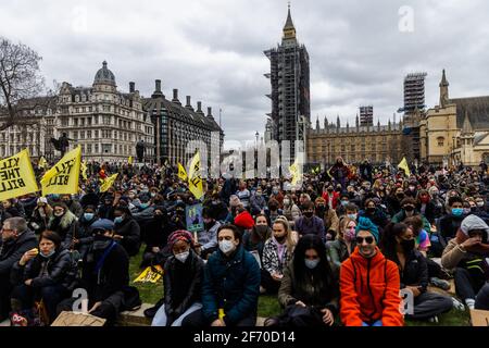 LONDON, GROSSBRITANNIEN. APRIL. Am Samstag, den 3. April 2021, demonstrieren die Protesten auf dem Parliament Square in London, England, gegen das vorgeschlagene Gesetz zu Polizei, Kriminalität, Verurteilung und Gerichten.(Quelle: Tejas Sandhu) Quelle: MI News & Sport /Alamy Live News Stockfoto