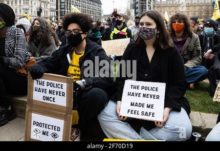 LONDON, GROSSBRITANNIEN. APRIL. Am Samstag, den 3. April 2021, demonstrieren die Protesten auf dem Parliament Square in London, England, gegen das vorgeschlagene Gesetz zu Polizei, Kriminalität, Verurteilung und Gerichten.(Quelle: Tejas Sandhu) Quelle: MI News & Sport /Alamy Live News Stockfoto