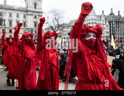 LONDON, GROSSBRITANNIEN. APRIL. Die Demonstranten der Extinction Rebellion nehmen an der Kundgebung Teil, um am Samstag, dem 3. April 2021, auf dem Parliament Square in London, England, gegen das vorgeschlagene Gesetz über Polizei, Kriminalität, Verurteilung und Gerichte zu demonstrieren.(Quelle: Tejas Sandhu) Quelle: MI News & Sport /Alamy Live News Stockfoto